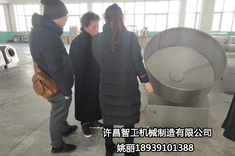 陜西客戶來許昌智工考察試機(jī)湯圓機(jī)，制餡非常滿意，現(xiàn)場定機(jī)