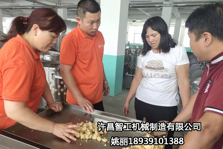 河南周口客戶自帶原料到許昌智工考察、試機(jī)制餡機(jī)?。ㄗ龈恻c(diǎn)）